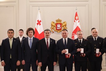 premier-ministri-aTonelis-saprezidento-sasaxleSi-Sinagan-saqmeTa-ministrisa-da-policiis-sxva-xelmZRvaneli-pirebis-Rirsebis-ordeniT-dajildoebis-ceremonias-daeswro