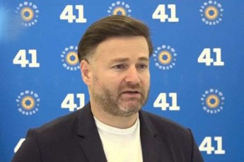irakli-WeiSvili-giorgi-gaxaria-romelic-evropis-sabWos-generalur-mdivans-alan-berses-TbilisSi-vizitisas-saeWvo-kacs-uwodebda-da-korumpirebuls-eZaxda-dRes-utifrad-win-uzis-da-Sexvedras-marTavs