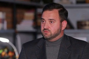 daviT-CixeliZe-tv-pirvelis-operatorze-dRes-saqarTvelos-quCebSi-fuliT-nayid-aqtivistebs-vxedavT-da-ara-gulwrfel-protests-jioSvili-realurad-nac-aqtivistia-romelic-xelSi-baneris-daWeris-nacvlad-Tanxas-iRebs