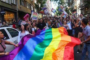 aSS-is-mTavrobis-aramiznobrivi-xarjebis-Semcirebis-farglebSi-lgbt-Temis-mxardamWeri-ramdenime-granti-gauqmda