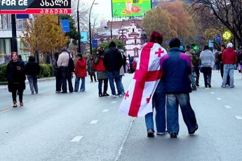 opozicia-aqciebis-saTaveSi-moqcevas-cdilobs-etyoba-am-mcirericxovani-demonstrantebis-dasaSlelad-sxva-veraferi-moifiqres