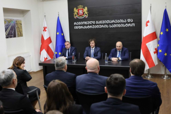 premier-ministrma-infrastruqturis-axali-ministri-revaz-soxaZe-saministros-TanamSromlebs-warudgina