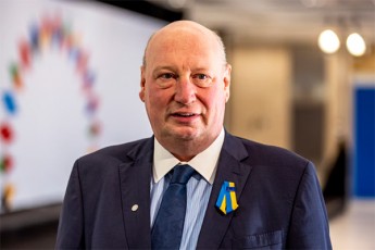 Politico-evrokomisiam-katar-geiTis-farglebSi-disciplinuri-gamoZieba-daiwyo-erT-erTi-maRalCinosnis-estoneli-henrik-hololeis-mimarT-is-kaia-kalasis-mamis-siim-kalasis-mTavrobaSi-muSaobda