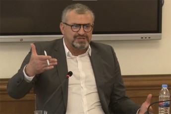 beso-danelia-900-mde-adamiani-daapatimres-erT-dRes-da-umetesoba-axalgazrdebi-iyvnen-erT-erTi-iyo-levan-kotetiSvili---ar-vici-rogor-unda-moeqce-axalgazrda-kacs-ise-rom-cixidan-gamoSvebis-Semdeg-erT-kviraSi-man-Tavi-CamoixrCo
