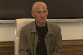laSa-arqania-moiTxovdnen-teroristul-aqtSi-adamianebis-dadanaSaulebaSi-daxmarebas-rasac-maiZulebdnen-cemiT-mcemdnen-xelebSekruls-adgili-hqonda-daxvretis-imitacias-gamiyvana-jvaris-policiis-ufrosma-vaxtang-abaSiZem-da-scada-daxvretis-imitacia-