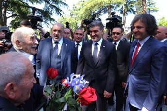 saqarTvelos-prezidentma-mixeil-yavelaSvilma-veteranebs-faSizmze-gamarjvebis-dRe-miuloca