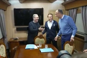 safrangeTSi-ganmartaven-rom-gavrcelebul-videoSi-makronis-win-magidaze-xelsaxoci-devs