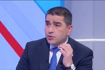 Salva-papuaSvili-19-aprilis-SeTanxmebad-cnobil-dokumentze-muSaobis-procesSive-gamJRavnda-rom-mediatorad-momuSave-megobrebis-mizani-imaze-meti-iyo-vidre-or-mxares-Soris-Suamavloba