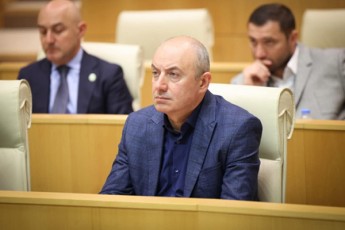 guram-maWaraSvili-premier-ministris-werilis-da-parlamentis-dadgenilebis-mizania-qarTulma-sazogadoebam-icodes---raze-SeiZleba-moaweros-xeli-amerikis-prezidentma