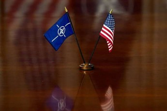 natoSi-aSS-is-elCi-aSS-wlis-bolos-evropel-mokavSireebTan-daiwyebs-molaparakebebs-evropaSi-amerikuli-jarebis-Semcirebis-Taobaze