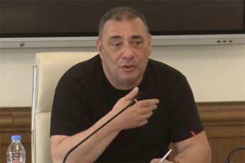 giorgi-iakobaSvili-kavkasus-onlainis-ganadgurebis-mizniT-silqnetis-da-meriis-TanamSromlebi-erTad-dadiodnen-korpusebis-saxuravebze-meriis-TanamSromels-xelSi-ekava-najaxi-silqnetis-TanamSromeli-mas-eubneboda-es-aris-kavkasusis-kabeli-da-CaWeri