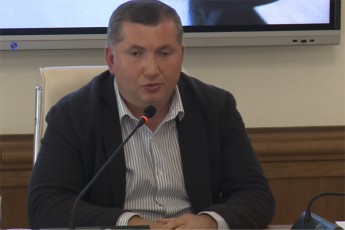 Jurnalisti-beqa-sivsivaZe-verc-vsaubrobdi-kbilebi-CafSvnili-mqonda-axlac-maxsovs-emalis-gemo-pirSi-pirvelad-vigrZeni---Cvengan-2-3-metrSi-egdo-adamiani-romelsac-Tavis-qala-gadaxsnili-hqonda-da-ruxi-siTxe-ifrqveoda
