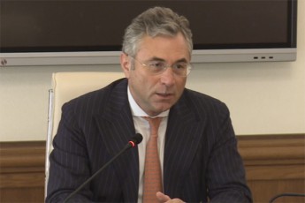 irakli-ruxaZis-TqmiT-imedis-darbevisas-fotomasala-ZiriTadad-maSindelma-amerikelma-generalurma-direqtorma-gadaiRo-romelsac-telefonis-warTmeva-mxolod-imitom-ver-gaubedes-rom-amerikeli-iyo