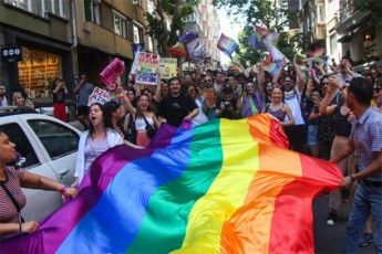 britaneTi-LGBTQ-Temis-uflebaTa-dacvis-reitingSi-eqvsi-poziciiT-daqveiTda-radgan-sasamarTlom-qalis-cneba-gansazRvra