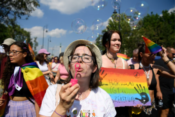 Politico-evrokavSiris-ramdenime-qveyanas-surs-evrokomisiam-mkacri-zomebi-miiRos-ungreTis-mimarT-romelmac-lgbt-praidi-akrZala