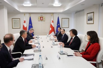 saqarTvelos-premier-ministri-irakli-kobaxiZe--aSS-is-senator-stiv-deinss-Sexvda
