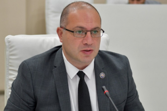 givi-miqanaZe-kit-kelogis-gancxadebaze-es-kidev-erTxel-adasturebs-im-realur-eWvebs-romelic-arsebobda-rom-nato-ar-iyo-mzad-mieRo-konkretuli-saxelmwifoebi