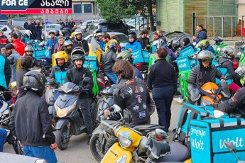 ucxoelebis-ukontrolo-dasaqmebam-masobrivi-saxe-miiRo-da-qarTvelebi-protestis-formaze-gadavidnen