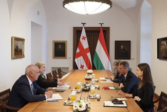 saqarTvelos-kulturis-ministri-TinaTin-ruxaZe-da-ministris-moadgile-giorgi-mircxulava--ungreTis-kulturisa-da-inovaciebis-ministrs-balaS-hankos-da-saministros-saxelmwifo-mdivnis-moadgiles-gabor-Cabas-Sexvdnen