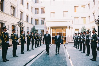 saqarTvelos-Sinagan-saqmeTa-ministri-geka-gelaZe-baqoSi-oficialuri-vizitis-farglebSi-azerbaijanel-kolegas-vilaiaT-eivazovs-Sexvda