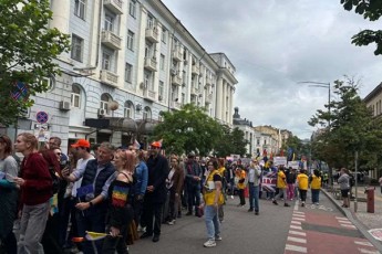 kievSi-gamarTul-lgbt-Temis-aRlums-romelSic-1500-ze-meti-adamiani-monawileobda-saprotesto-aqciebi-mohyva