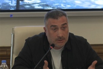 merab-WiqaSvili-rogoria-rom-uyureb-rogor-scemen-Sen-Tvalwin-gametebiT-Jurnalist-gogonas-romelic-ician-rom-Jurnalistia-da-Semdeg-am-gogonas-vinc-gadaefara-da-Seiyvana-ew-jixurSi-rogorc-scemes-is-policieli-rom-biWo-ras-akeTeb-Sen