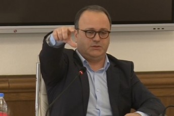 giorgi-WolaZe-srola-rom-daiwyo-sozar-subari-SeSlili-saxiT-Semovarda-da-gaxarias-uTxra-ras-Svrebi-ra-ubedurebaao-razec-man-agdebulad-upasuxa-opo-televiziebi-Zvel-kadrebs-atrialebeno