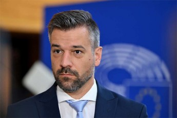 evroparlamentari-andraS-laslo-USAID-is-oficialur-daxurvas-miesalmeba-korumpirebul-arasamTavrobo-organizaciebze-miliardobiT-dolari-aRar-daixarjeba