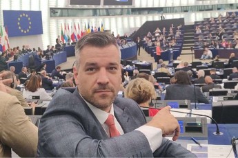 andraS-laslo-ursula-fon-der-laienisTvis-undoblobis-gamocxadebis-sakiTxze-debatebs-absurdis-Sous-uwodebs