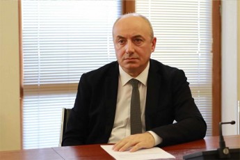 guram-maWaraSivili-es-kadrebi-rom-iwvevdes-eWvs-aqamde-aTjer-eqnebodaT-eqspertizaze-gagzavnili-magram-yvelam-Zalian-kargad-icis-rom-saba-jiqias-dana-eWira-xelSi-da-policiels-Tavs-daesxa