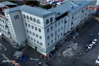 Tevdore-mRvdlis-aT-nomerSi-sadac-guSin-sacxovrebeli-korpusis-fasadis-nawili-Camoingra-sagamoZiebo-moqmedebebi-am-dromde-grZeldeba-adgilze-mobilizebulia-policia