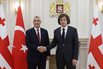saqarTvelos-premier-ministri-irakli-kobaxiZe-TurqeTis-respublikis-vaWrobis-ministr-omer-bolaTs-Sexvda