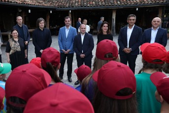 premier-ministri-irakli-kobaxiZe-ukrainel-moswavleebs-Sexvda-romlebic-saqarTvelos-mTavrobis-finansuri-mxardaWeriT-sazafxulo-banakSi-isveneben