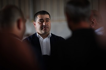 Salva-papuaSvili-gairkva-ra-Rirs-qarTveli-xalxis-siyvaruli---nacionaluri-moZraobis-mier-daqiravebuli-lobisturi-kompaniidan-Semowirulobebs-kongresmeni-jo-uilsonic-iRebda
