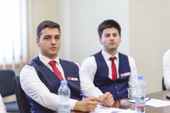 saqarTvelos-rkinigzaSi--mgzavrTa-momsaxurebis-sferoSi-dasaqmebuli-TanamSromlebis-gadamzadeba-mimdinareobs