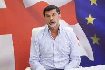 kaxa-kalaZe-TvalWreliZis-quCaze-gamosaxlebis-Sesaxeb-mediis-mTavari-gmiri-gaxda-moqalaqe-romelic-sinamdvileSi-flobs-miwis-nakveTs-ozurgeTSi-xuT-avtomobilsa-da-skuters-