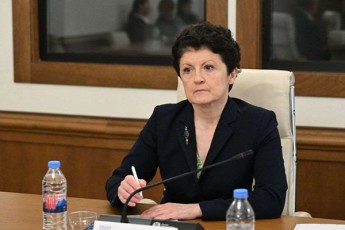Tea-wulukiani-SeiZleba-kmaras-dRes-erqvas-kanvasi-magram-mcdelobebi-erTi-da-igivea