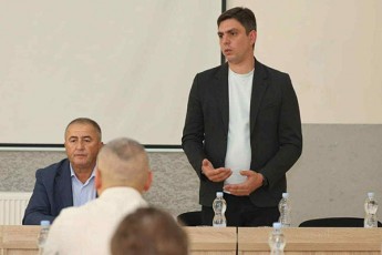 guriis-mxareSi-saxelmwifo-rwmunebuli-da-soflis-meurneobis-samecniero-kvleviTi-centris-direqtori-mefutkre-fermerebs-Sexvdnen