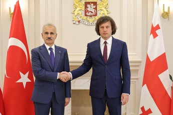 saqarTvelos-premier-ministri-TurqeTis-transportisa-da-infrastruqturis-ministrs-Sexvda