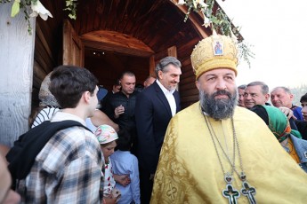 saqarTvelos-prezidenti-baxmaroSi--feriscvalebis-saxelobis-taZarSi-sazeimo-wirva-locvas-SvilebTan-erTad-daeswro