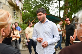 naZaladevis-raionis-maJoritarobis-kandidati-irakli-bendeliani-mosaxleobasTan-Sexvedrebs-marTavs