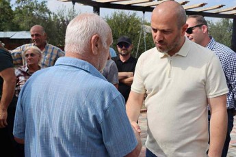 goris-merobis-kandidati-qarTuli-ocnebidan-konstantine-buzalaZe-winasaarCevno-kampaniis-farglebSi-mosaxleobasTan-Sexvedrebs-agrZelebs