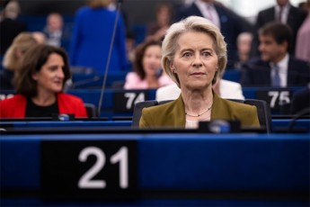 Politico-memarjvene-da-memarcxene-evroparlamentarebi-amaRam-ursula-fon-der-laienis-ndobis-sakiTxs-daayeneben