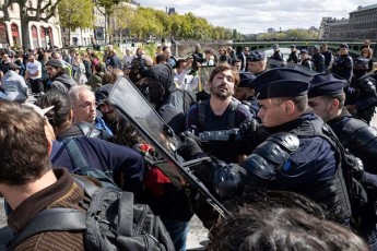 saprotesto-aqciebis-fonze-parizSi-samarTaldamcvelebma-200-ze-meti-adamiani-daakaves