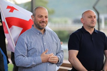 goris-merobis-kandidati-qarTuli-ocnebidan-konstantine-buzalaZe-winasaarCevno-kampaniis-farglebSi-mosaxleobasTan-Sexvedrebs-agrZelebs
