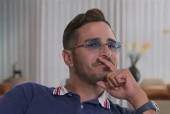 baTumis-aeroportSi-daakaves-cnobili-TaRliTi-tinderidan-romlis-Sesaxebac-Netflix-ma-dokumenturi-filmi-gadaiRo---is-wiTeli-cirkulariT-iZebneboda