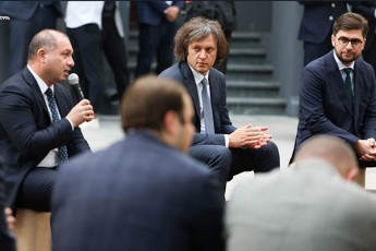 premier-ministri-irakli-kobaxiZe-mTavrobisa-da-parlamentis-wevrebTan-erTad-foTSi-axalgazrdebs-Sexvda