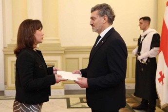 saqarTvelos-prezidents-16-qveynis-rezidentma-da-ararezidentma-elCebma-rwmunebaTa-sigelebi-gadasces