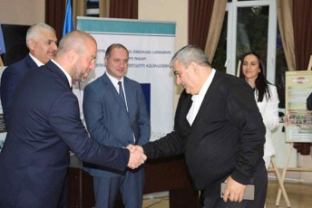 konstantine-buzalaZe-ganaTlebis-ministr-givi-miqanaZesTan-erTad-maswavleblis-erovnul-premiaze-wardgenil-maswavleblebs-Sexvda