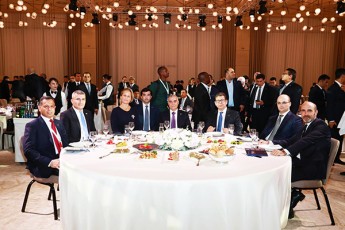 mamuka-mdinaraZes-baqos-usafrTxoebis-forumze-gadaRebul-mTavar-fotoSi-marjvniv-forumis-maspinZeli-ali-nagievi-udgas-marcxniv---bleiz-metreveli-am-dros-aq-paata-burWulaZe-gvamxobs